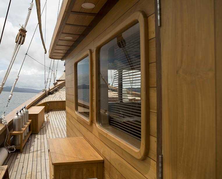 Access-to-the-main-deck