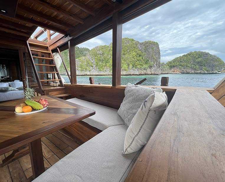 Access-to-the-Sundeck-from-the-Lounge