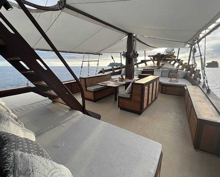 Relaxing---Dining-area-at-the-bow